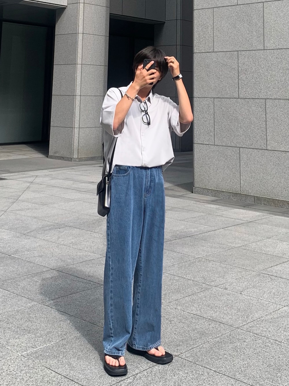 「初夏コーデ、休日スタイル、オトナカジュアル、韓国コーデ、サンダル、シャツコーデ、デニムパンツ、韓国ファッション、大人コーデ、メガネコーデ、夏コーデ、お出かけコーデ、海コーデ、シンプルコーデ」｜「Alfred Alexのドレープトロミルーズシャツ オーバーサイズ/ビッグシルエット メンズ（シャツ/ブラウス、グレー系）」を使った、yütarouさん（メンズ・168cm）の夏コーディネートの1枚目の写真