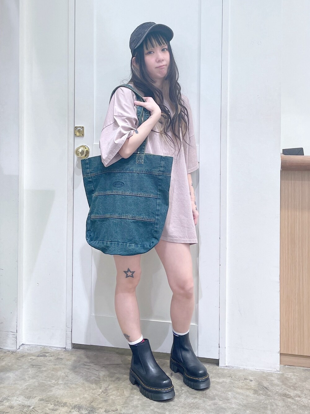 X-girl（エックスガール）の「OVERDYED DENIM TOTE BAG（トートバッグ