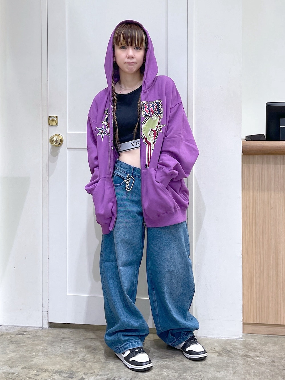 「x-girl、エックスガール、パーカー、デニムパンツ、トップス、カラビナ」｜「X-girlのBUTTERFLY ZIP UP HOODIE（パーカー、パープル系）」を使った、北浦佳那美さん（レディース・157cm）の夏コーディネートの1枚目の写真