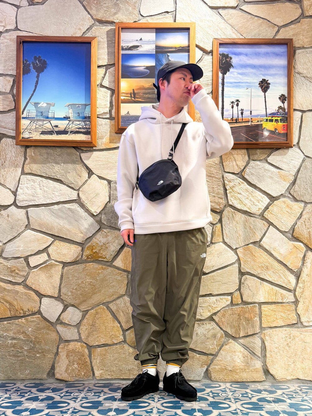 ブラック系のブーツ、グリーン系のその他パンツ、グレー系のショルダーバッグを着用したメンズの春コーディネートの1枚目の写真