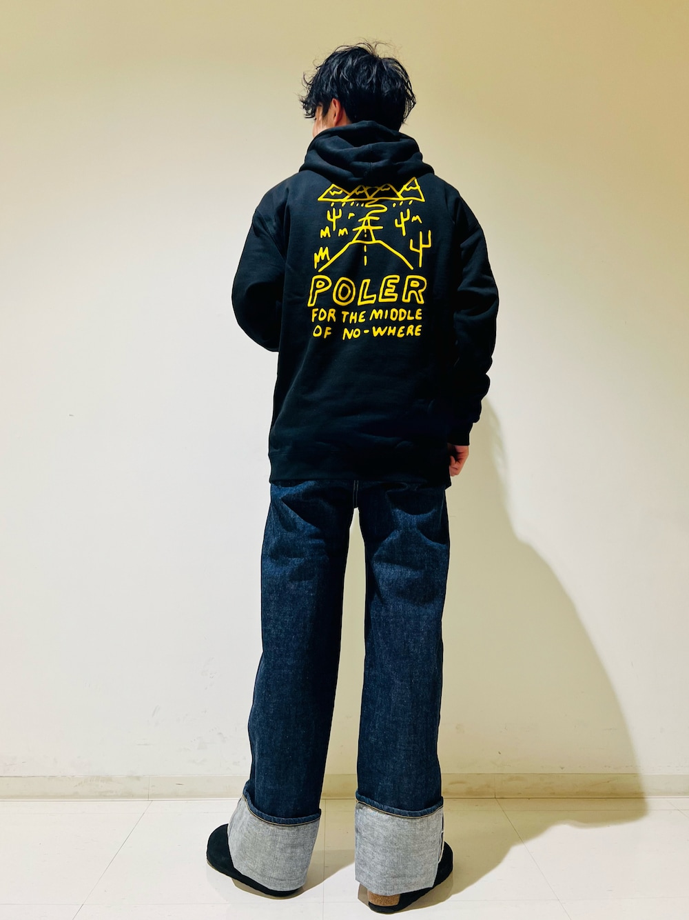 「poler、パーカー、フーディー、ブラック、ロゴパーカー、RICENINETEN、birkenstock、ビルケンシュトック、boston、ストリート、ストリートMIX、SonnyLabel、サニーレーベル」｜「POLeRのPOLER/ポーラー バックプリント パーカー 213APM2603（パーカー、ブラック系）」を使った、takahiroさん（メンズ・178cm）の冬コーディネートの1枚目の写真