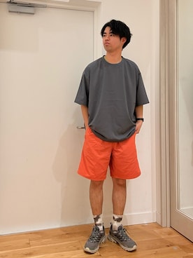 「EKAL（エカル）の『UVカット静電気防止/イージーケア』SMOOTH WOOLY LIKE Short-Sleeve T-shirts（Tシャツ/カットソー、グレー系）」を使った、にのさんさん（メンズ・178cm）の夏コーディネート