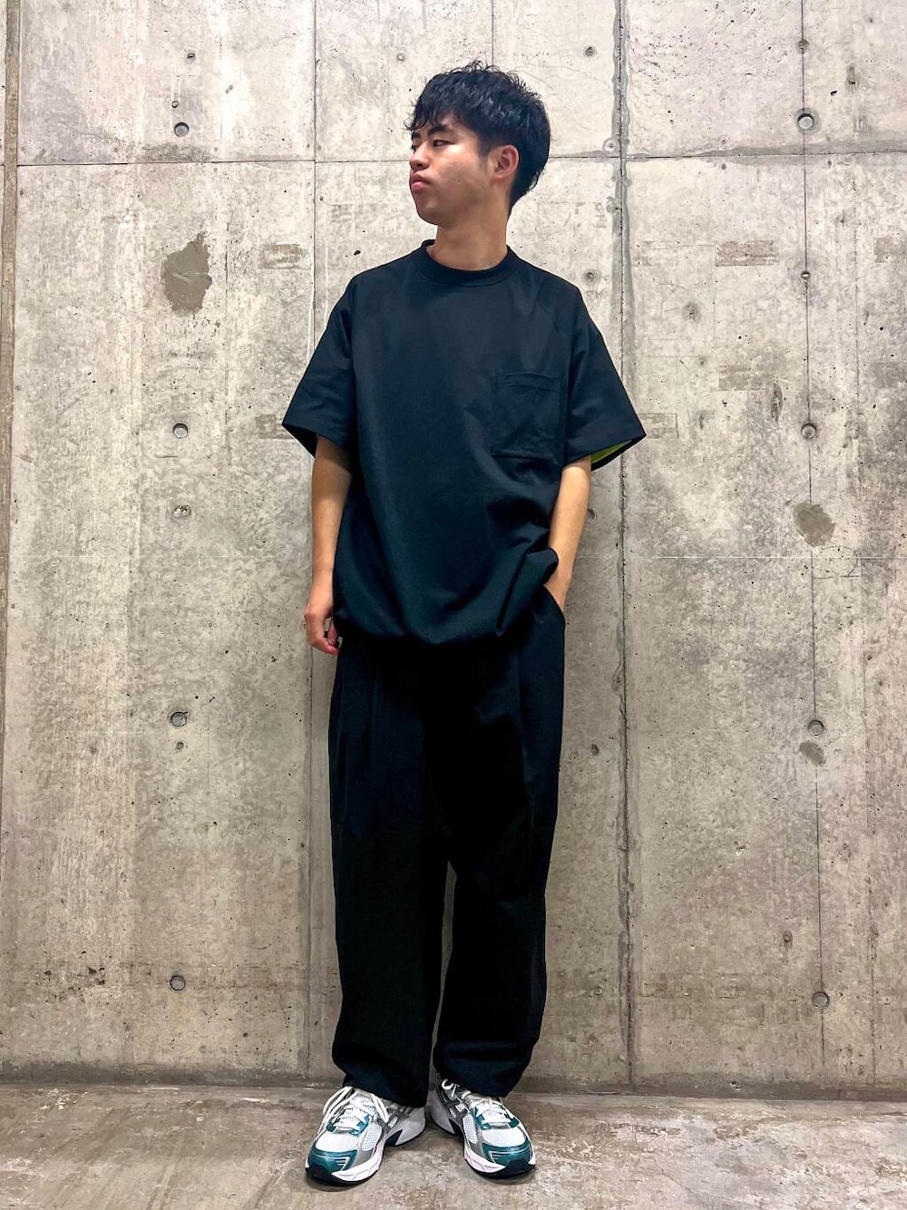 ブラック系のTシャツ/カットソー、ブラック系のその他パンツ、ホワイト系のスニーカーを着用したメンズの夏コーディネートの1枚目の写真