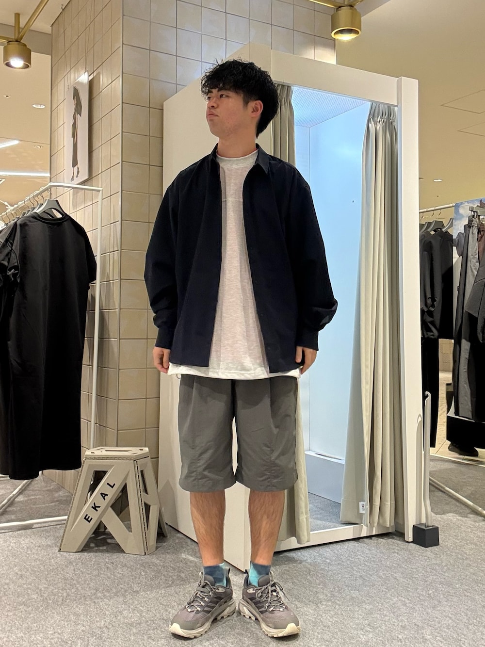 ブルー系のシャツ/ブラウス、グレー系のTシャツ/カットソー、グレー系のその他パンツを着用したメンズの春コーディネートの1枚目の写真