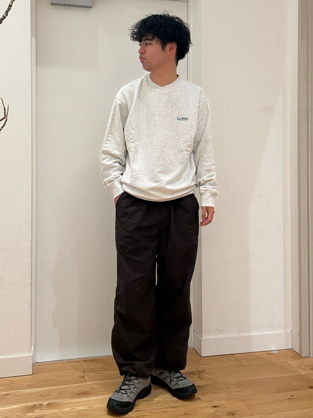 グレー系のスウェット、グレー系のその他パンツ、グレー系のスニーカーを着用したメンズの秋コーディネートの1枚目の写真