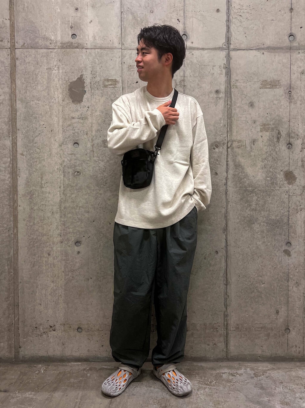 ホワイト系のサンダル、グレー系のその他パンツ、ベージュ系のTシャツ/カットソーを着用したメンズの秋コーディネートの1枚目の写真