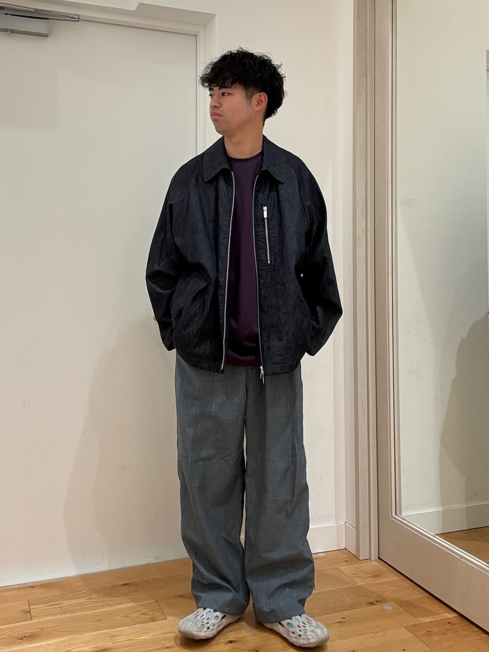 ブルー系のデニムジャケット、グレー系のその他パンツ、パープル系のTシャツ/カットソーを着用したメンズの夏コーディネートの1枚目の写真