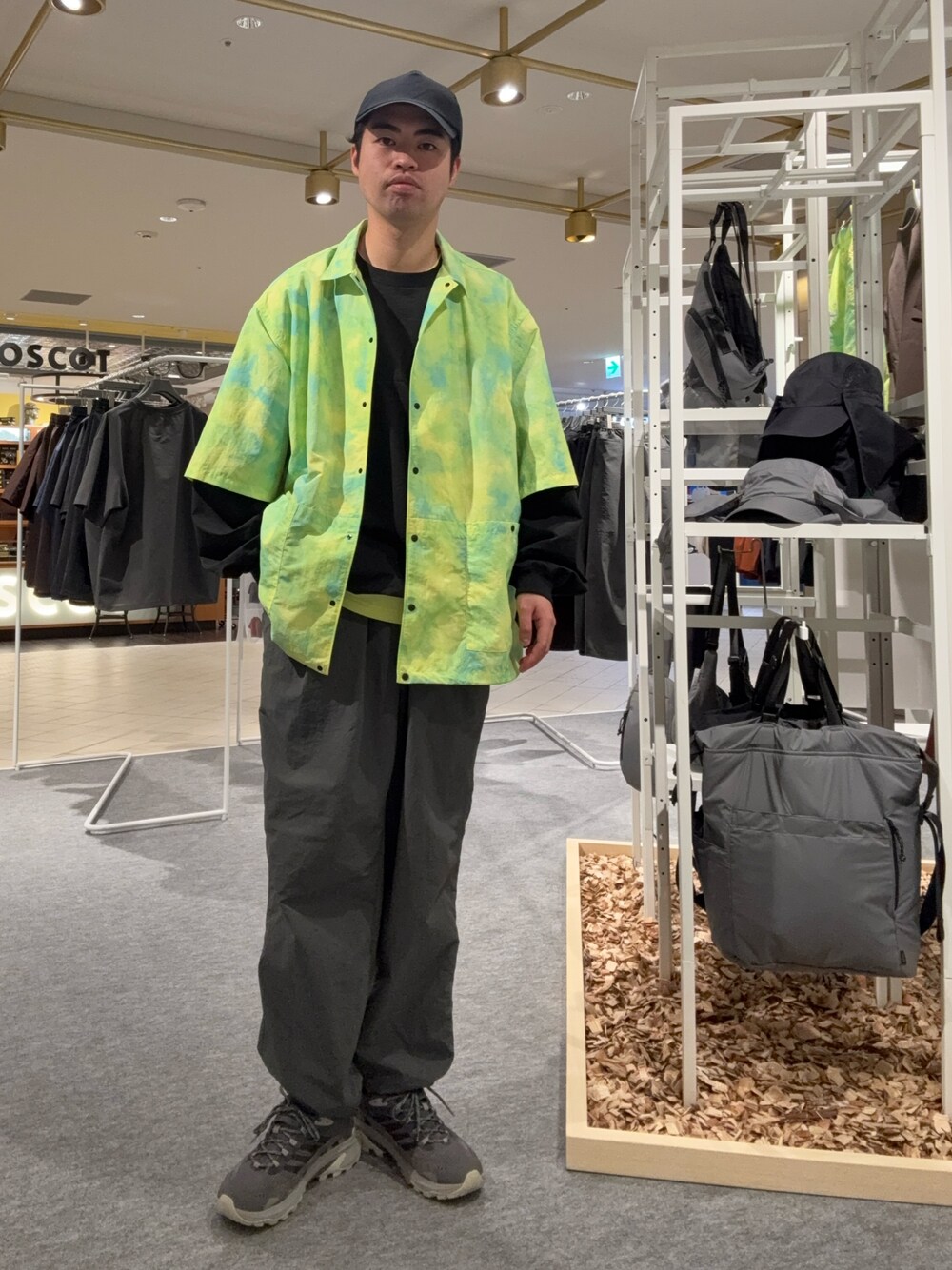 グリーン系のシャツ/ブラウス、ブラック系のTシャツ/カットソー、ブルー系のその他パンツを着用したメンズの春コーディネートの1枚目の写真