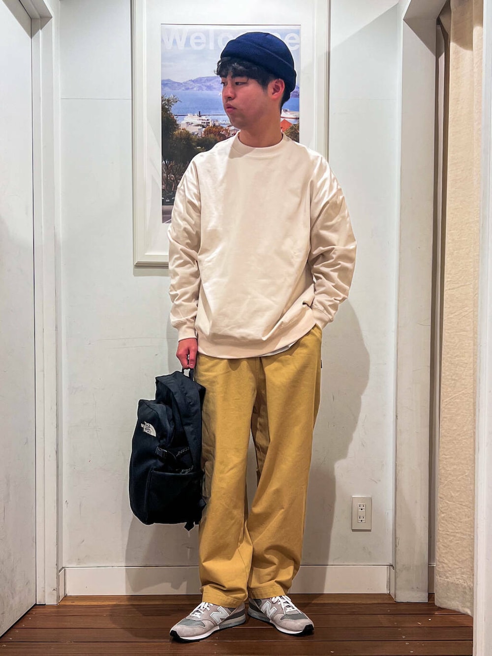 ホワイト系のTシャツ/カットソー、グレー系のスニーカー、ベージュ系のその他パンツを着用したメンズの冬コーディネートの1枚目の写真