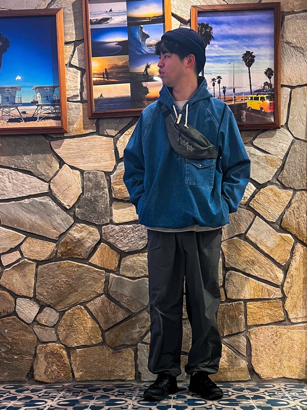 グレー系のボディバッグ/ウエストポーチ、グレー系のその他パンツ、ブルー系のその他アウターを着用したメンズの冬コーディネートの1枚目の写真