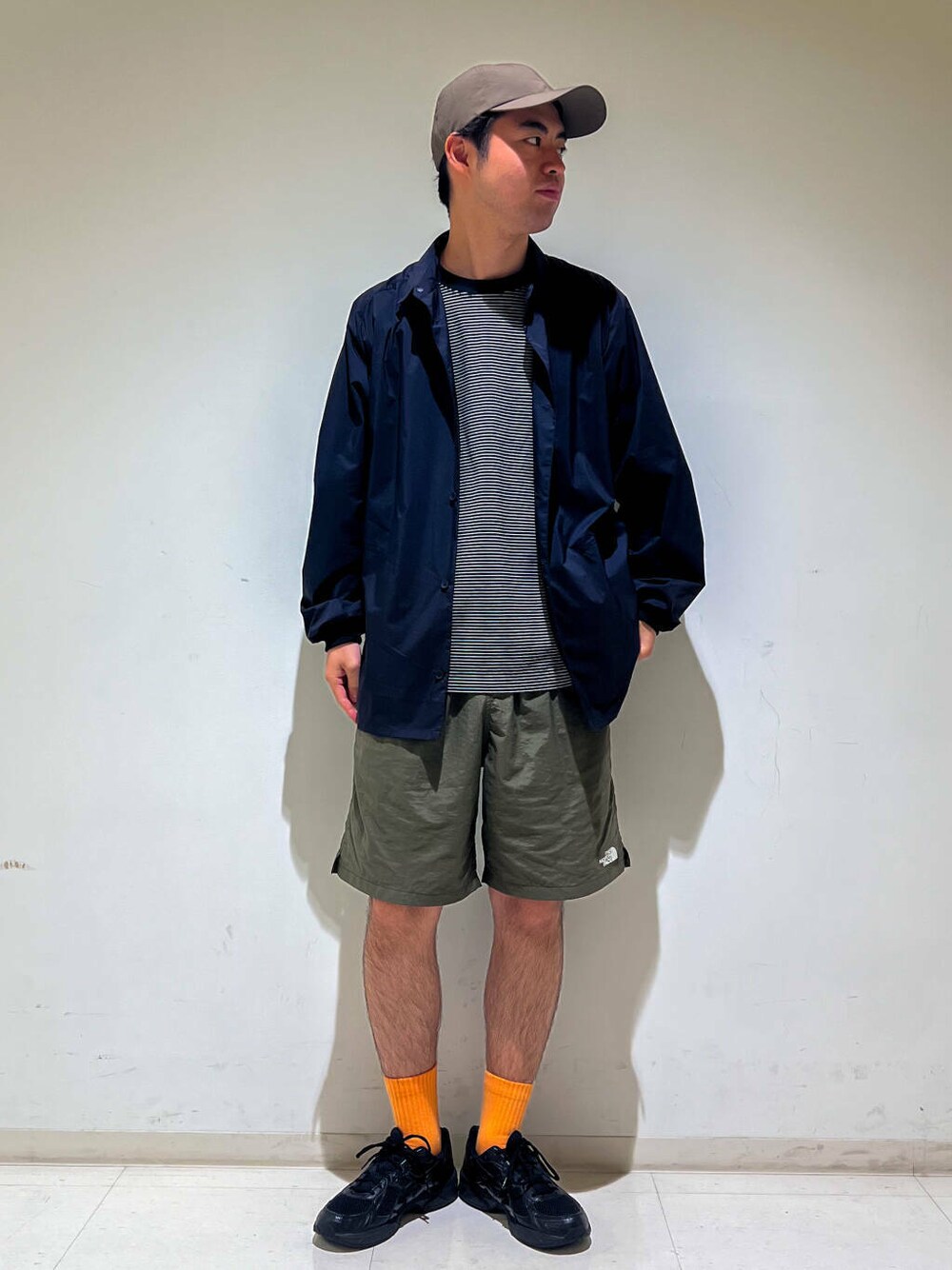 ブラック系のTシャツ/カットソー、グリーン系のその他パンツ、ブラック系のシャツ/ブラウスを着用したメンズの秋コーディネートの1枚目の写真