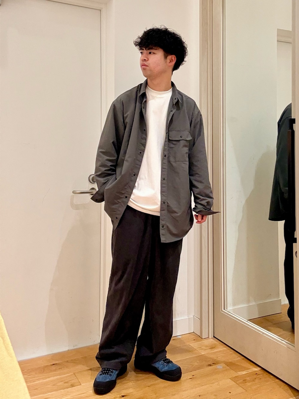 グレー系のシャツ/ブラウス、グレー系のその他パンツ、ブラック系のスニーカーを着用したメンズの秋コーディネートの1枚目の写真