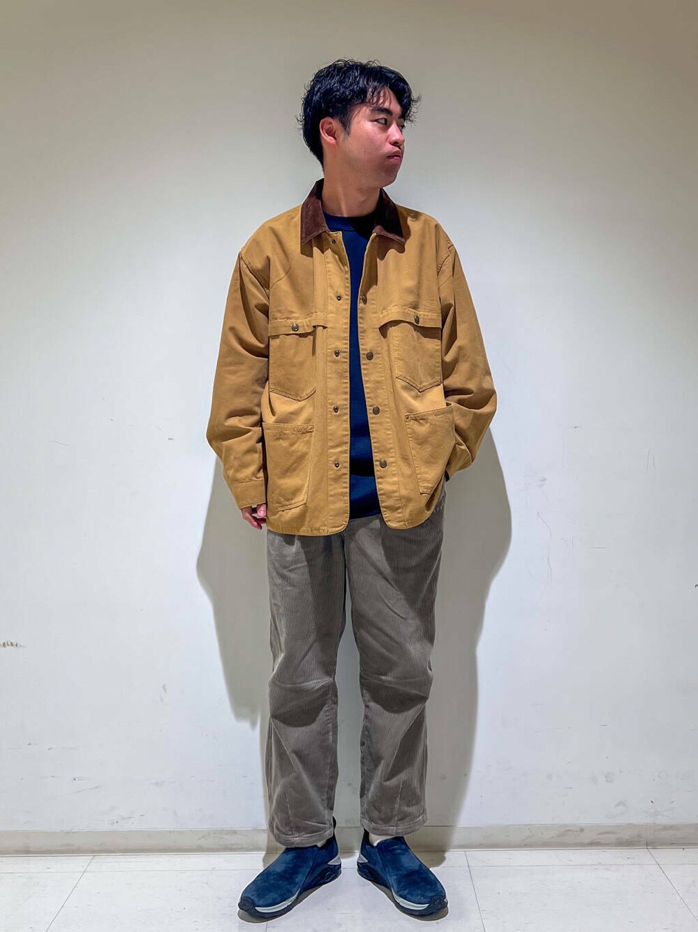 ブラウン系のその他パンツ、イエロー系のカバーオール、ブルー系のTシャツ/カットソーを着用したメンズの秋コーディネートの1枚目の写真
