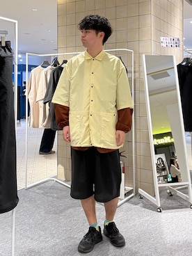 「EKAL（エカル）の『UR TECH』ナイロンタッサーショートスリーブシャツ（シャツ/ブラウス、イエロー系）」を使った、にのさんさん（メンズ・178cm）の春コーディネート