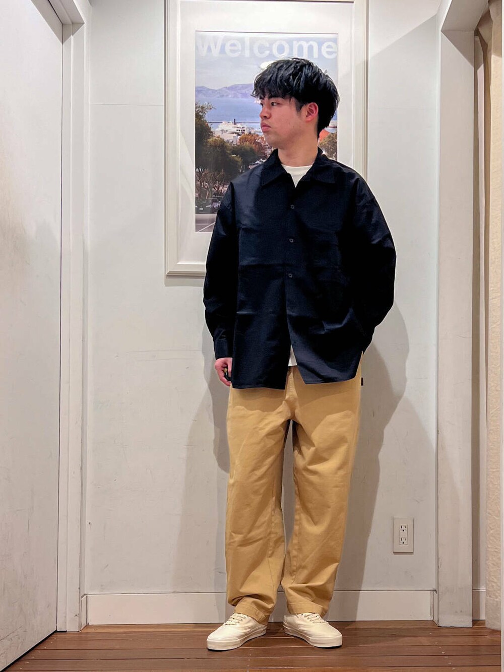 ブラック系のシャツ/ブラウス、ベージュ系のその他パンツ、ホワイト系のスニーカーを着用したメンズの冬コーディネートの1枚目の写真