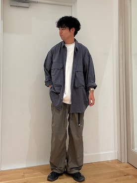 「EKAL（エカル）の『UVカット/静電気防止/イージーケア』SMOOTH WOOLYLIKE LONG-SLEEVE SHIRTS（シャツ/ブラウス、グレー系）」を使った、にのさんさん（メンズ・178cm）の夏コーディネート