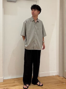「EKAL（エカル）の『UVカット/静電気防止/イージーケア』SMOOTH WOOLY LIKE ショートスリーブ シャツ（シャツ/ブラウス、グレー系）」を使った、にのさんさん（メンズ・178cm）の夏コーディネート