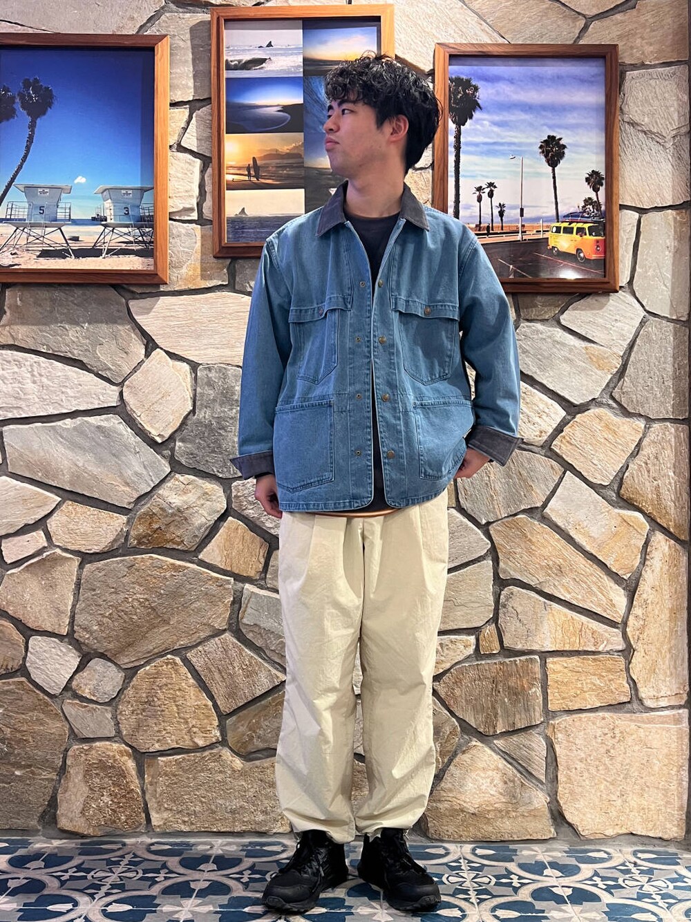 グレー系のスウェット、ブルー系のカバーオールを着用したメンズの冬コーディネートの1枚目の写真