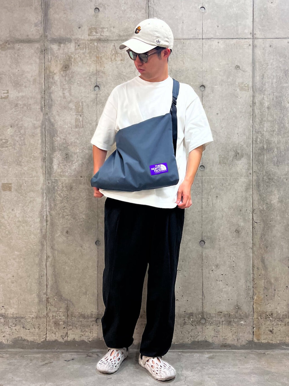 ホワイト系のサンダル、ホワイト系のTシャツ/カットソー、ブラック系のその他パンツを着用したメンズの夏コーディネートの1枚目の写真