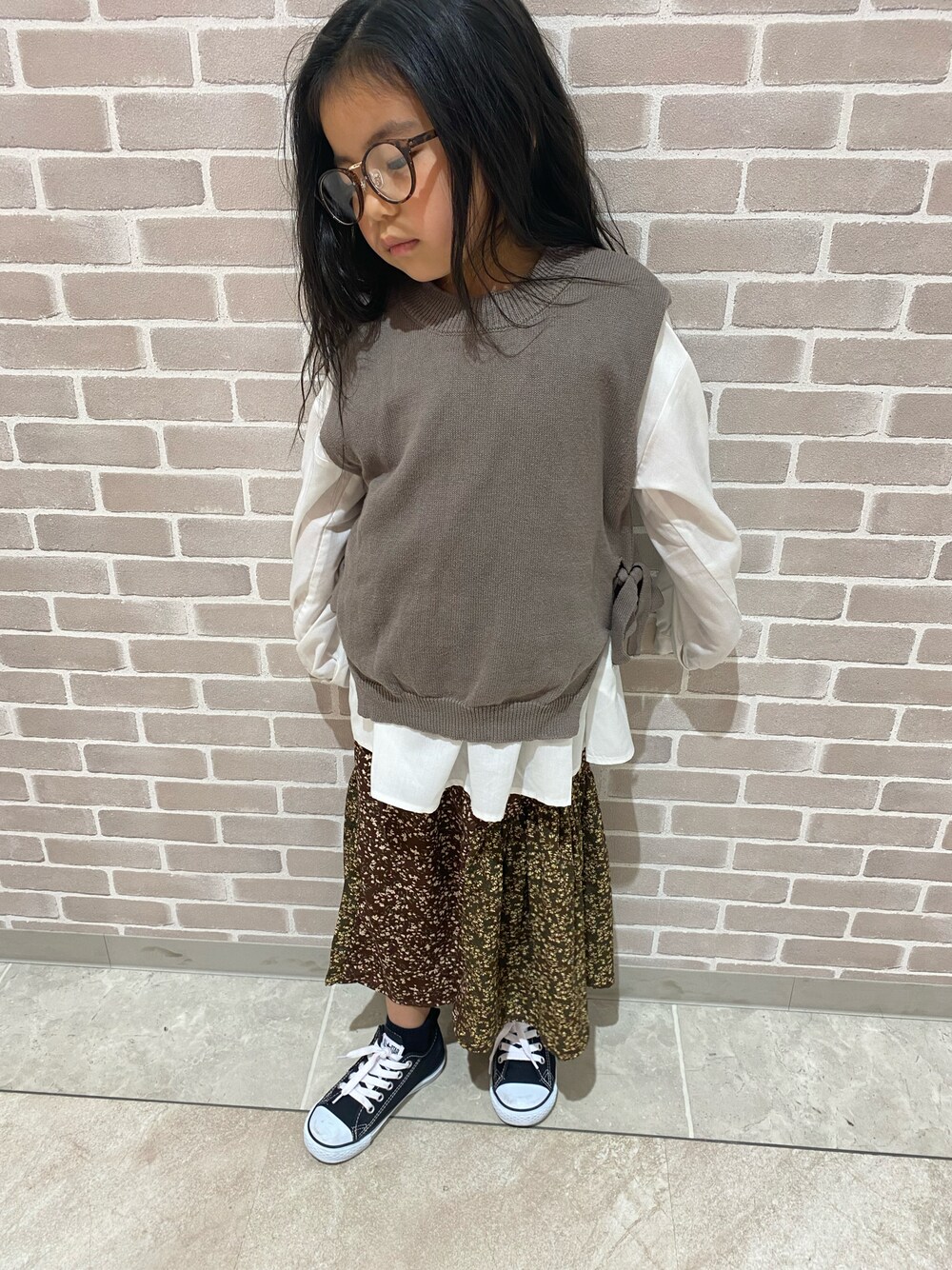「コンバース、春服みてみて、今日のコーデ」｜「devirockのニットベスト＆長袖シャツセット（シャツ/ブラウス、グレー系）」を使った、newnoise0710さん（キッズ・120cm）の春コーディネートの1枚目の写真