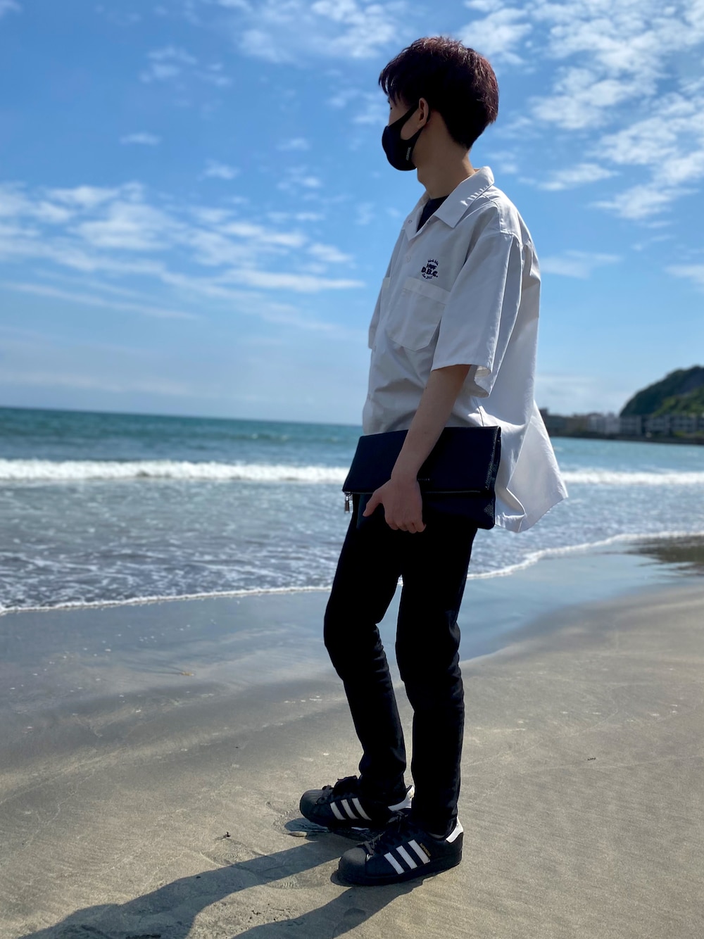 「おしゃれさんと繋がりたい、休日スタイル」｜「TOMMY HILFIGERのフォールドオーバージップクラッチバッグ（クラッチバッグ、ブラック系）」を使った、るぴさん（メンズ・176cm）の冬コーディネートの1枚目の写真