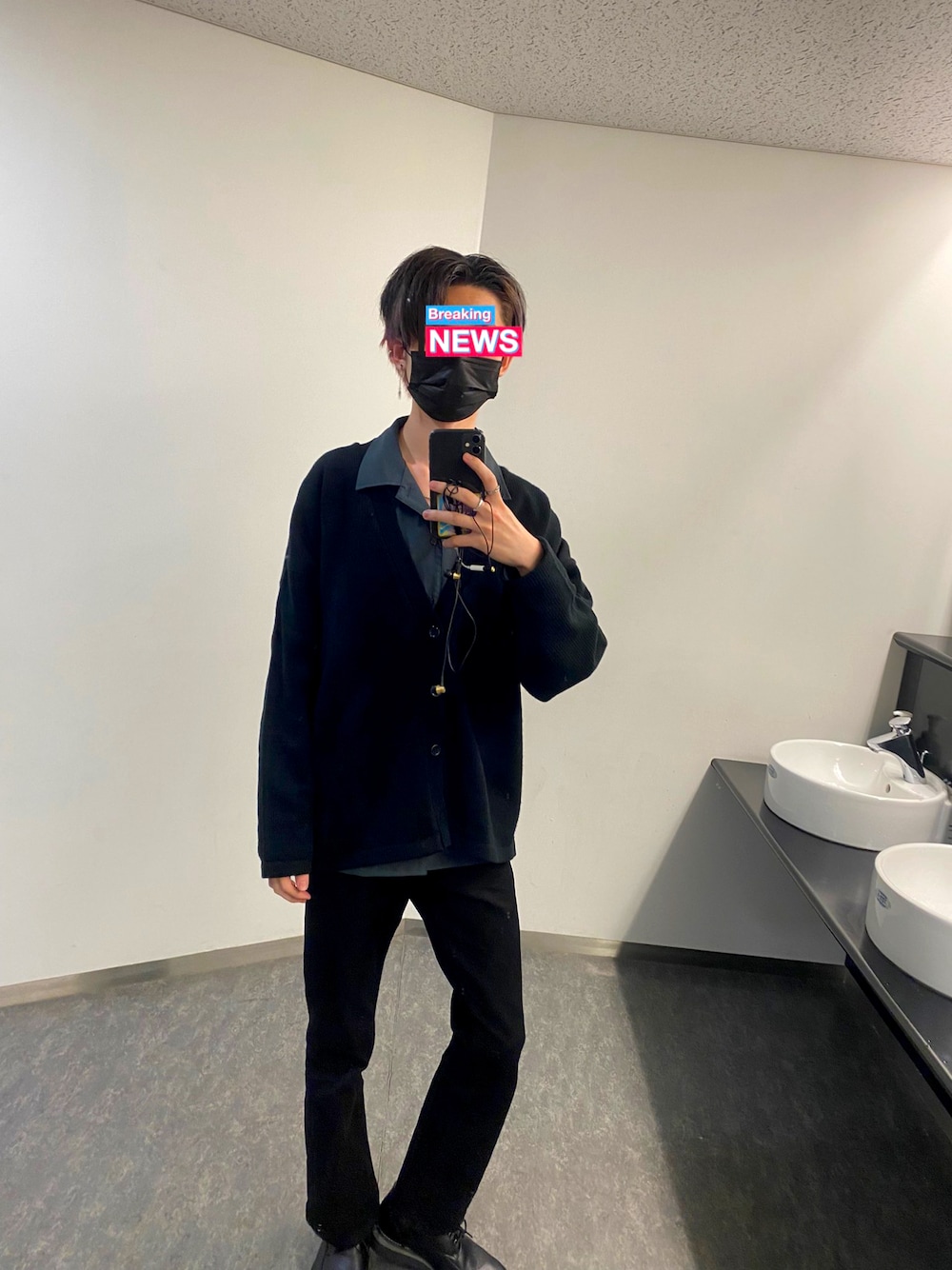 「春、おしゃれさんと繋がりたい、休日スタイル、メンズコーデ、オトナカジュアル、Tシャツ、春コーデ、カーディガン、カジュアル、ビッグシルエット、リラックススタイル、長袖シャツ、スニーカーコーデ、フォローミー、ootd」｜「WYM LIDNMの【WYM LIDNM】SHARK SOLE COMBINATION SHOES（ドレスシューズ、ブラック系）」を使った、るぴさん（メンズ・176cm）の春コーディネートの1枚目の写真