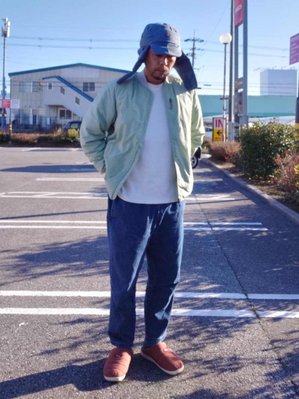 「メンズファッション、今日のコーデ、いいね、save、フォローお願いします🤑、NANGA、GU、ボアキャップ、真冬のあったかスタイル、お洒落さんとつながりたい、スリッポン、ブルゾン」｜「NANGAの限定展開 NANGA/ナンガ TKB RIP EAR FLAP CAP / タキビ難燃リップストップイヤーフラップキャップ / NA2343-3B301 / キャップ（キャップ、ブルー系）」を使った、土田 真也さん（メンズ・182cm）の冬コーディネートの1枚目の写真