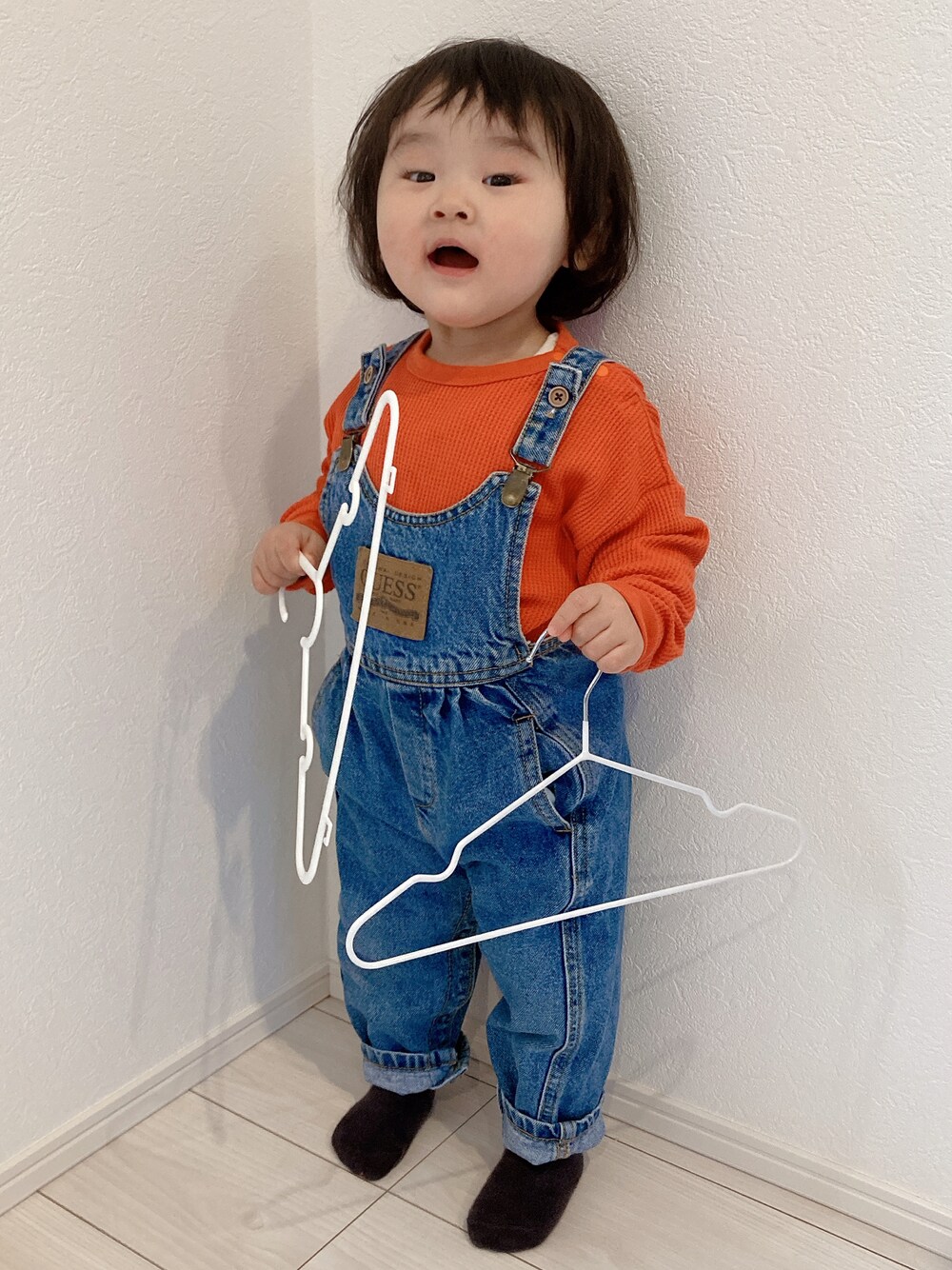 「カジュアル、キッズファッション、ストリート、女の子、おんなのこ、サロペット、おしゃれさんと繋がりたい、1歳、guess、古着、ベビーコーデ、カジュアルコーデ、オレンジ、デニム、ビタミンカラー」｜「Life Support ProductsのワッフルロンT（L-6900/80～150cm）（Tシャツ/カットソー、オレンジ系）」を使った、chumu☺︎さん（キッズ・80cm）の冬コーディネートの1枚目の写真