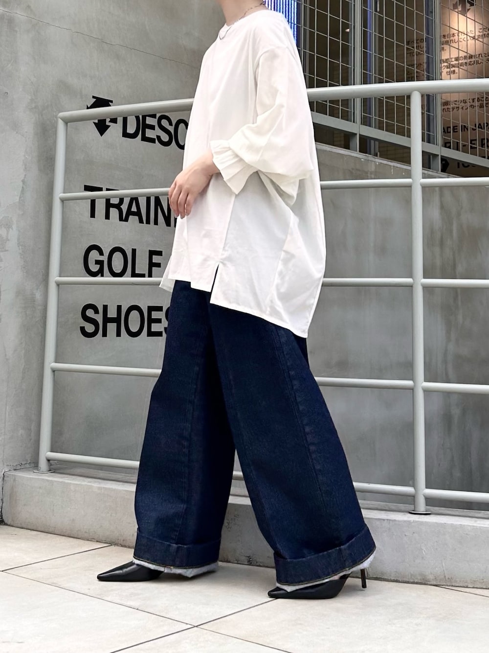 「Munich、秋コーデ、ドッキングトップス、デザイントップス、白カットソー、デニムコーデ、デニムパンツ」｜「Munichのコットンジャージ×パウダリーローンタックスリーブトップス（Tシャツ/カットソー、ホワイト系）」を使った、moniさん（レディース・155cm）の夏コーディネートの1枚目の写真