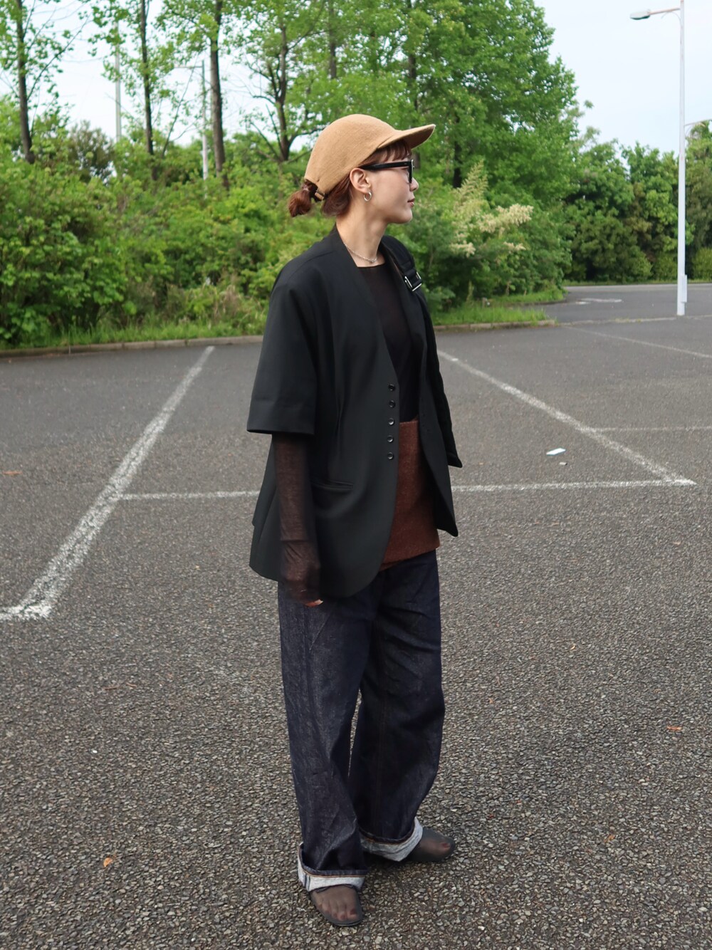 「LA PEAU DE GEMの【LA PEAU DE GEM】halfsleeve hole jacket/ハーフスリーブホールジャケット（テーラードジャケット、ブラック系）」を使った、moekaさん（レディース・164cm）の春コーディネートの1枚目の写真
