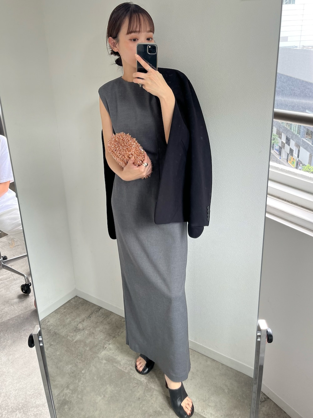 「結婚式」｜「LA PEAU DE GEMの【LA PEAU DE GEM】サイドカットワンピース（ワンピース、グレー系）」を使った、moekaさん（レディース・164cm）の春コーディネートの1枚目の写真