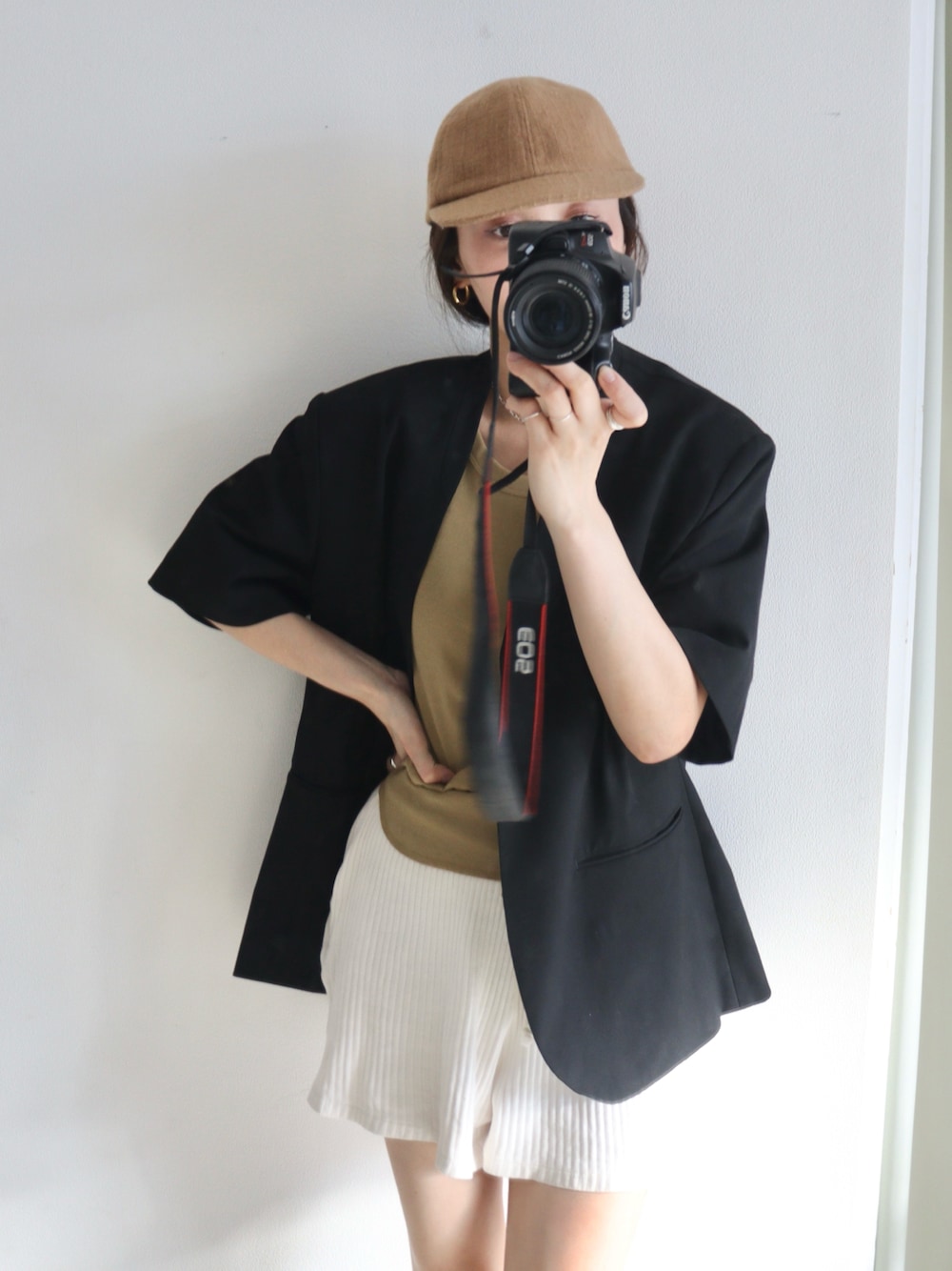 「LA PEAU DE GEMの【LA PEAU DE GEM】halfsleeve hole jacket/ハーフスリーブホールジャケット（テーラードジャケット、ブラック系）」を使った、moekaさん（レディース・164cm）の夏コーディネートの1枚目の写真