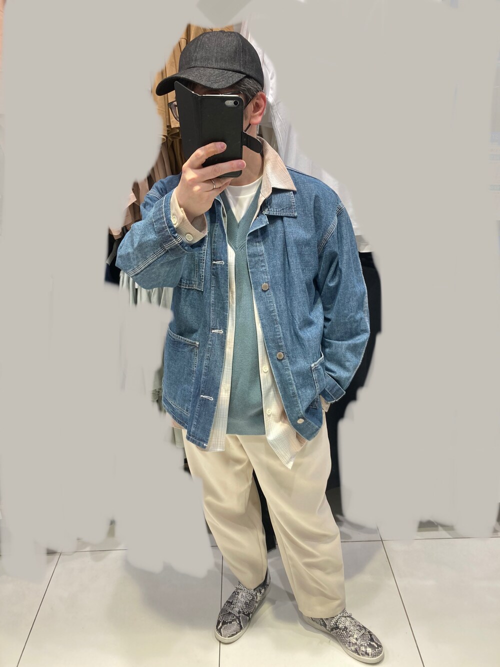 「春コーデ、休日スタイル、ゆるコーデ、レイヤードスタイル、デニムジャケット、オンブレーチェックシャツ、バルーンパンツ、GU、ベスト、H&M、スニーカー、パイソン柄、スタンスミス、JWANDERSON」｜「GUのGU ツイルキャップ black（キャップ、ブラック系）」を使った、みつぴょんさん（メンズ・170cm）の春コーディネートの1枚目の写真