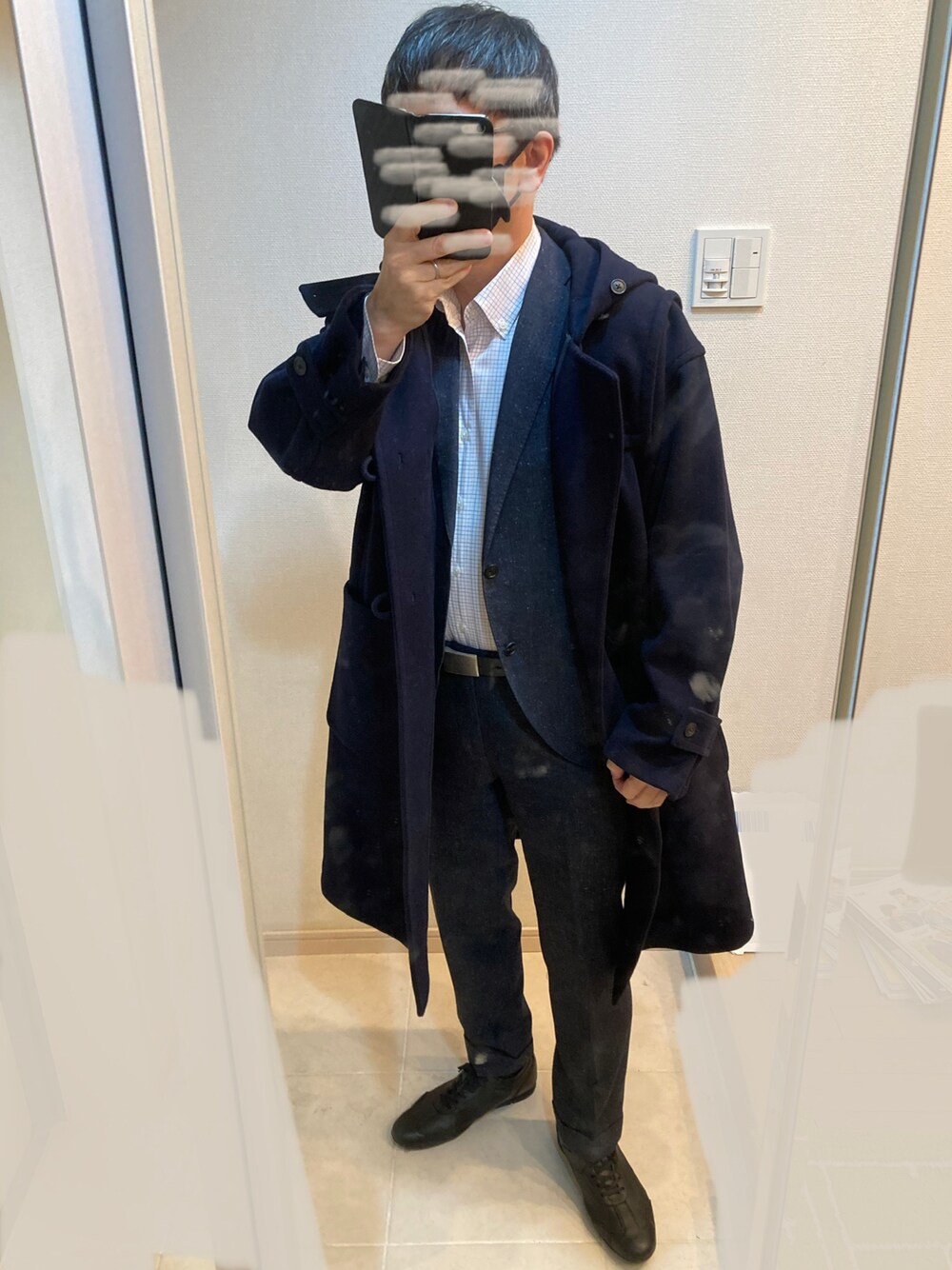 「秋コーデ、通勤コーデ、キレイめ、ダッフルコート、スーツスタイル、チェックシャツ、スニーカー、プチプラ、UNIQLO、plusj」｜「UNIQLOのUNIQLO +J ウールオーバーサイズダッフルコート navy S（ダッフルコート、ブルー系）」を使った、みつぴょんさん（メンズ・170cm）の冬コーディネートの1枚目の写真