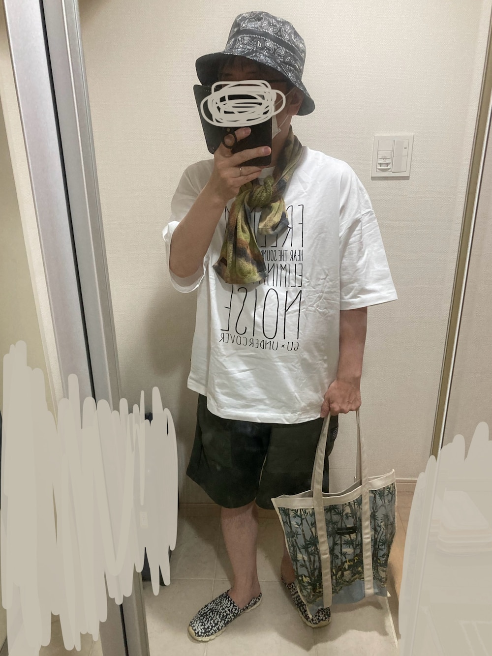 ホワイト系のTシャツ/カットソー、グリーン系のスウェットパンツ、ブルー系のトートバッグを着用したメンズの夏コーディネートの1枚目の写真