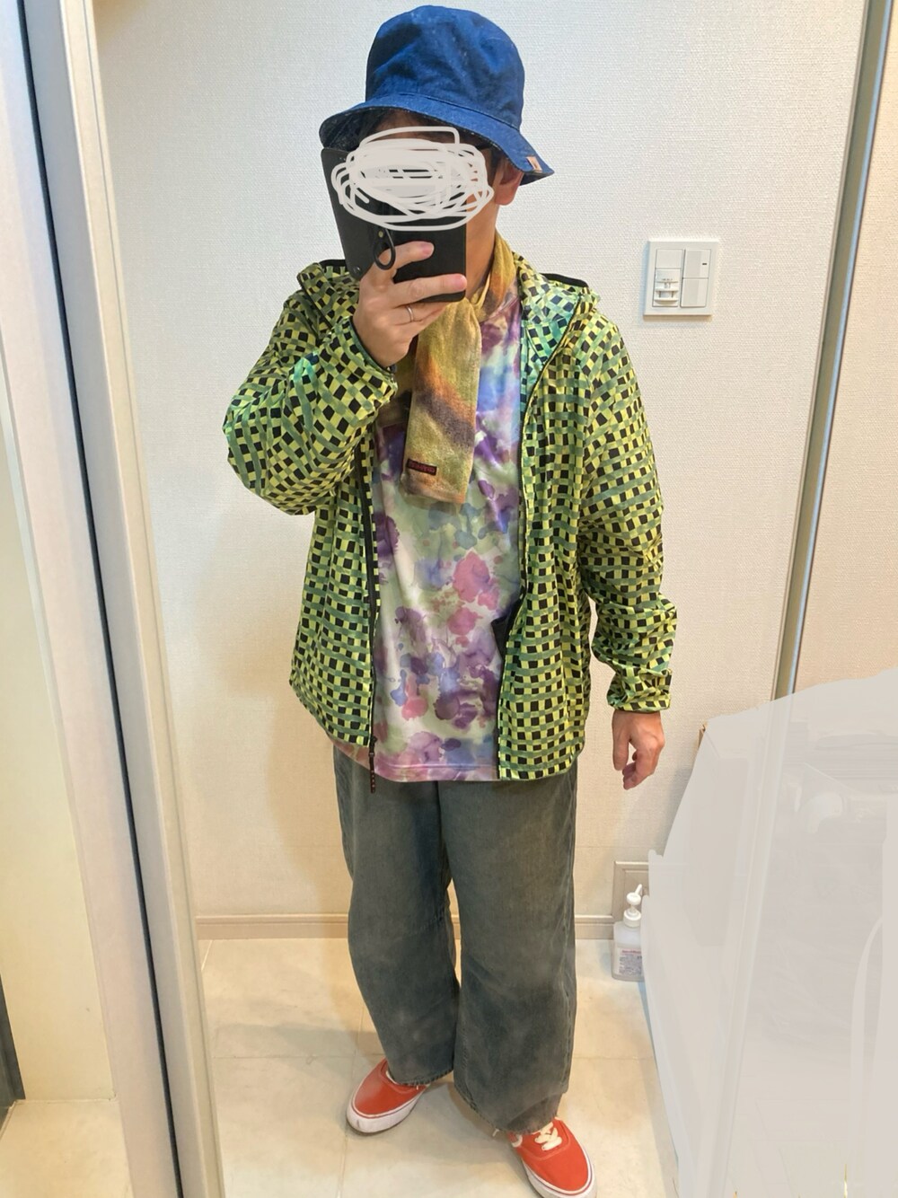 その他のTシャツ/カットソー、グリーン系のその他アウター、オレンジ系のスニーカーを着用したメンズの秋コーディネートの1枚目の写真