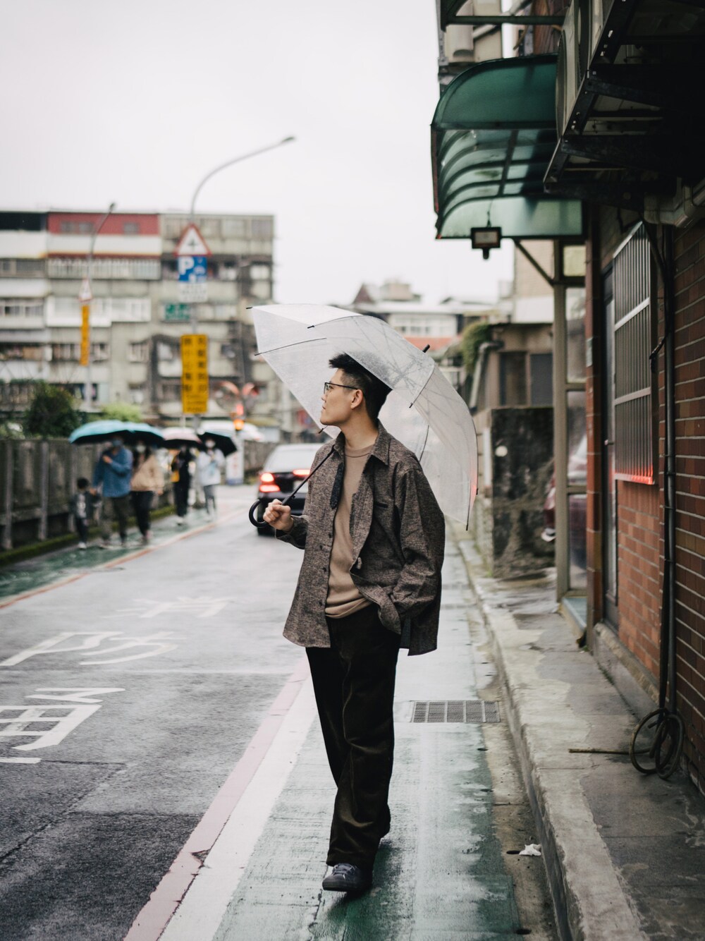 「ootd、spring、春」｜「ITEMS URBANRESEARCHのアイテム（Tシャツ/カットソー、ブラウン系）」を使った、Yuanさん（メンズ・175cm）の冬コーディネートの1枚目の写真