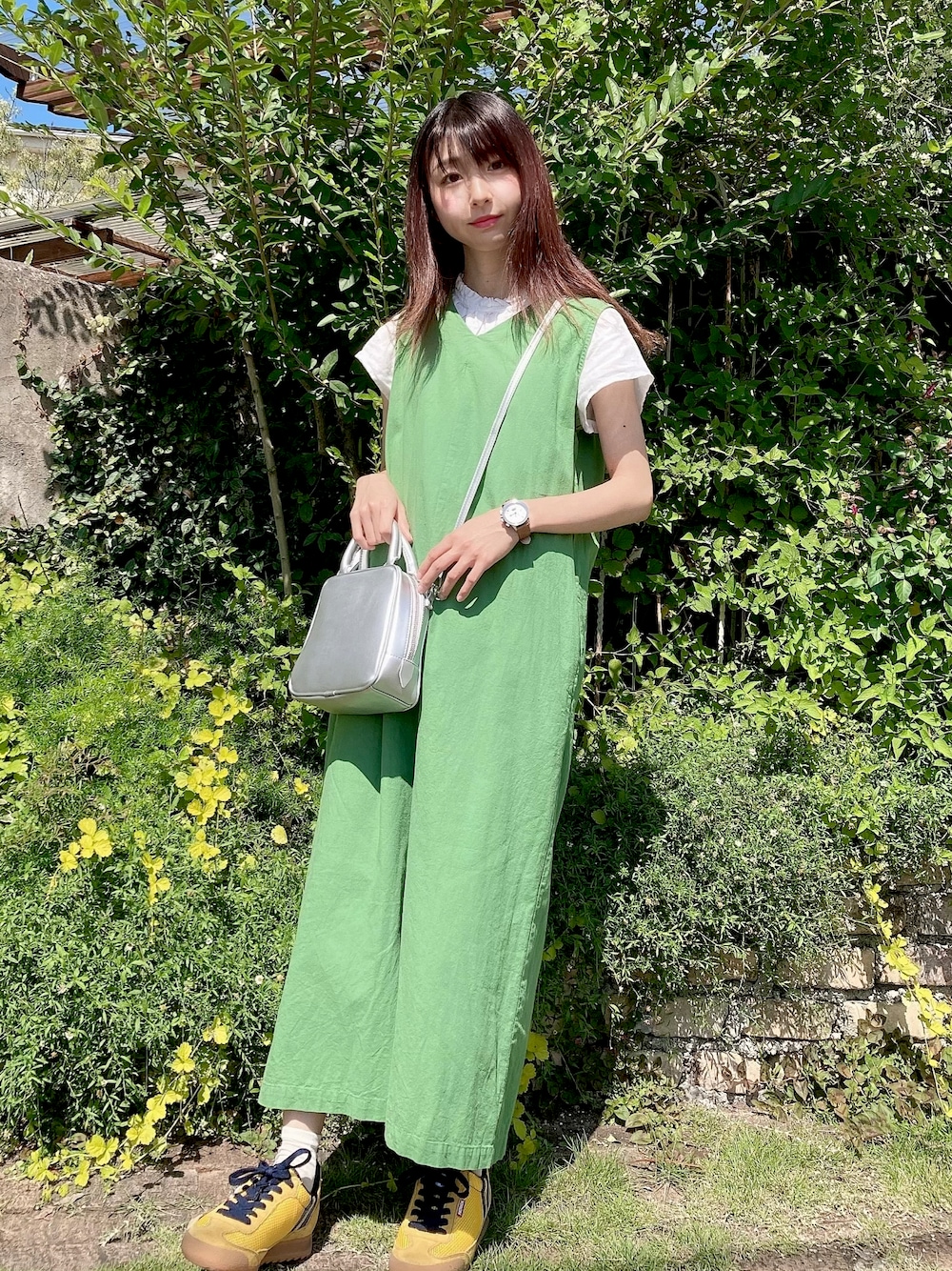 「シンプルコーデ、今日のコーデ、大人女子、カジュアル、キレイめ、ラクチンコーデ、低身長、VASIC、Patrick、lobor、URBAN RESEARCH、KOE、スニーカー、秋カラー、ワンピースコーデ」｜「green label relaxingの[ヴァジック]VASIC MADISON FM MN×GLR1 バッグ（ショルダーバッグ、シルバー系）」を使った、ピタちゃんさん（レディース・153cm）の秋コーディネートの1枚目の写真