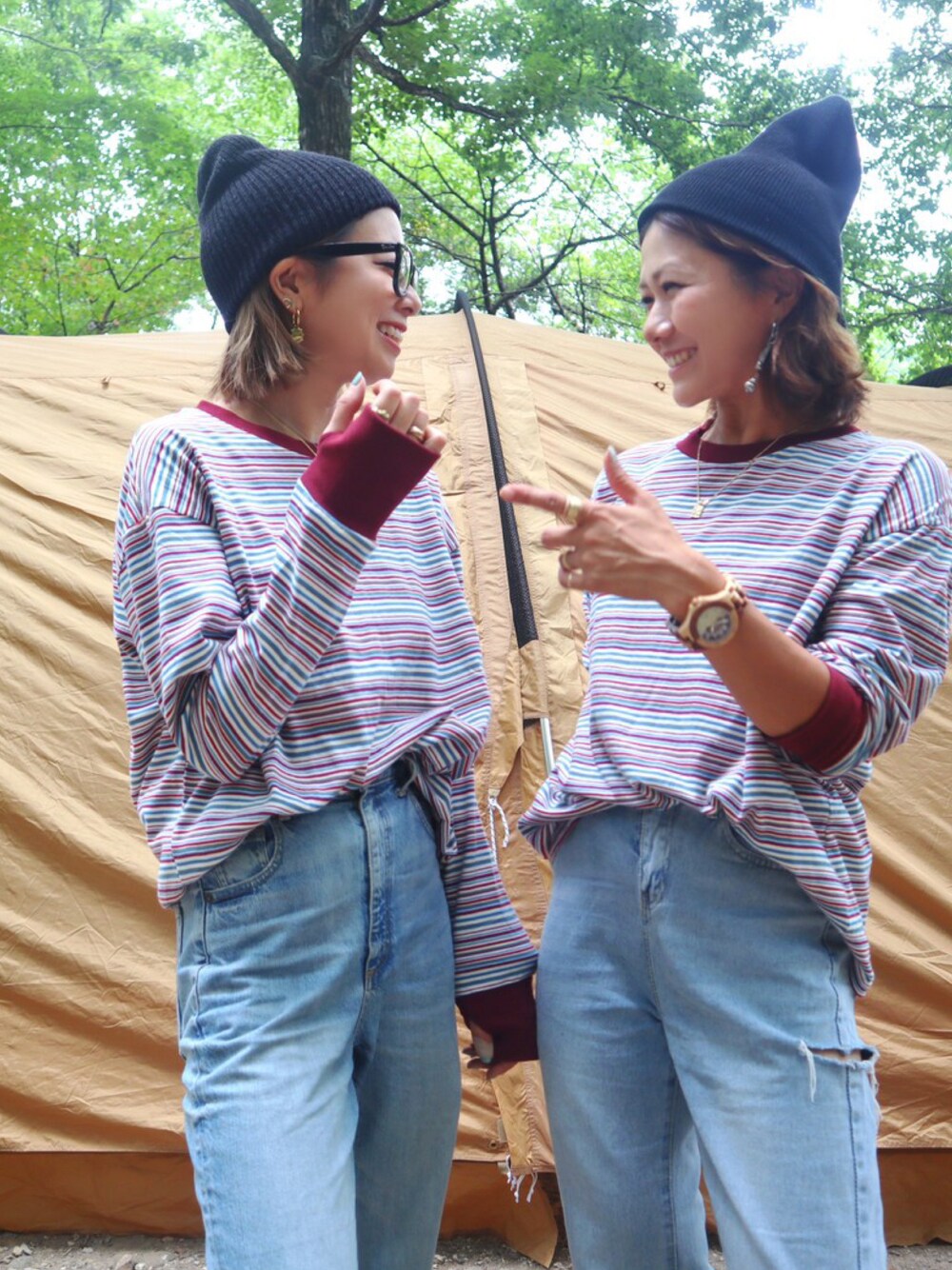 ブルー系のTシャツ/カットソー、ブルー系のデニムパンツ、ブラック系のニットキャップ/ビーニーを着用したレディースの秋コーディネートの1枚目の写真