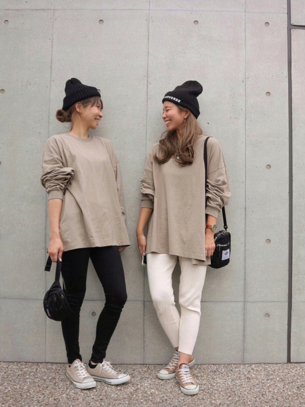 ベージュ系のTシャツ/カットソーを着用したレディースの秋コーディネートの1枚目の写真