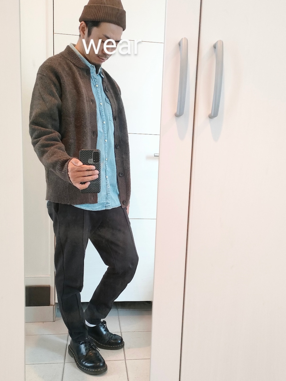 「シンプルコーデ、カジュアルコーデ、カーディガン、ユニクロ、ドクターマーチン、スウェット、秋のコーデ、大人コーデ、いいね、save、フォローお願いします🤑、デニム、ニット」｜「GUのアイテム（ニットキャップ/ビーニー、ブラウン系）」を使った、Yu-pisenさん（メンズ・170cm）の秋コーディネートの1枚目の写真