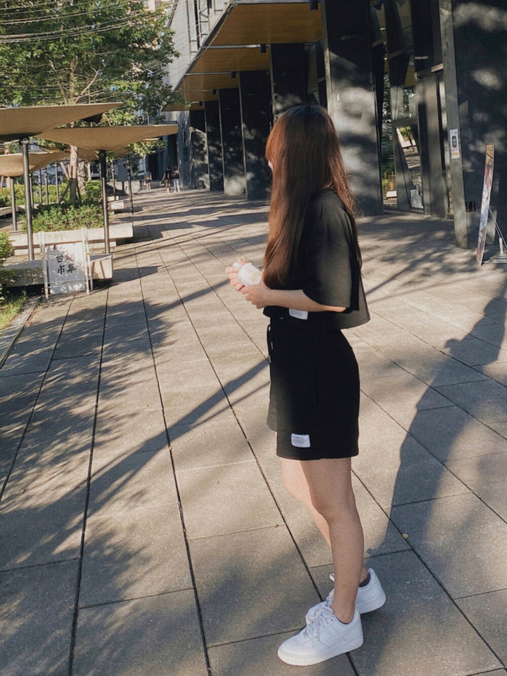 「ootd、mercci22、NIKE、コーディネート、夏コーデ、韓国ファッション、台湾服、休閒、コンバース、シンプル」｜「NIKEの【NIKE】ナイキ エア フォース 1 '07（スニーカー、ホワイト系）」を使った、こうさん（レディース・159cm）の夏コーディネートの1枚目の写真
