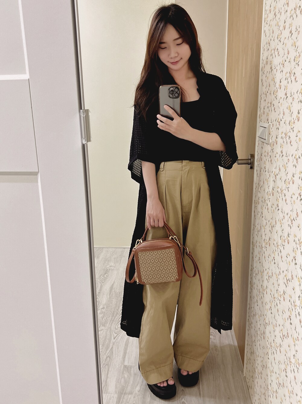 「夏コーデ、休日コーデ、大人カジュアル、おしゃれさんと繋がりたい、moussy、Heather、mouggan、ブラック、サンダル、シンプルコーデ」｜「MOUSSYのMONOGRAM MINI HANDLE バッグ（ショルダーバッグ、ブラウン系）」を使った、こうさん（レディース・160cm）の夏コーディネートの1枚目の写真