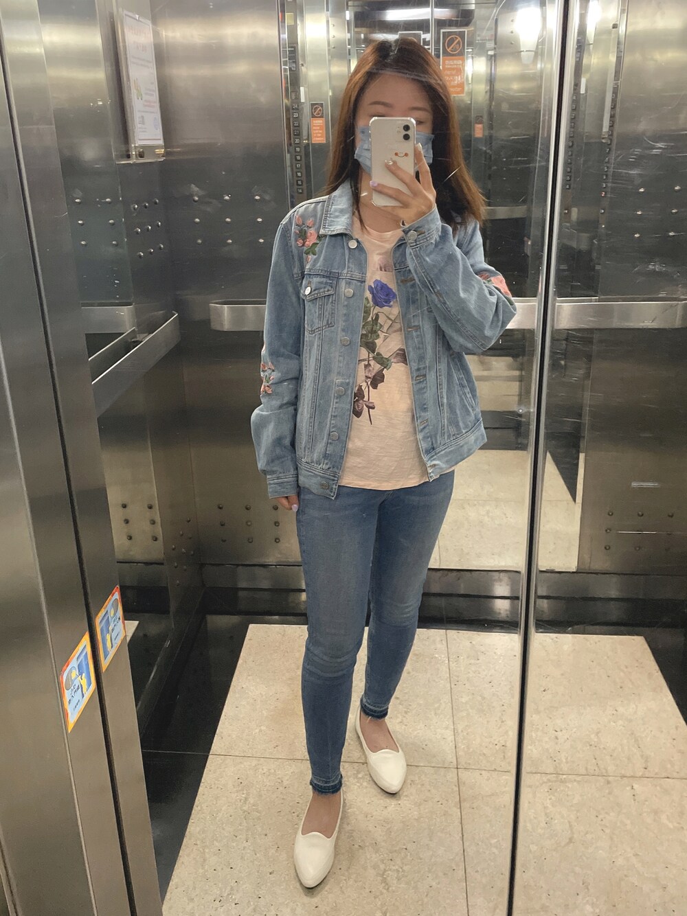 「casual、leisurewear、Leisure、denim、guess、jeans」｜「Jack Willsのアイテム（デニムパンツ、ブルー系）」を使った、 Farahさん（レディース・162cm）の春コーディネートの1枚目の写真