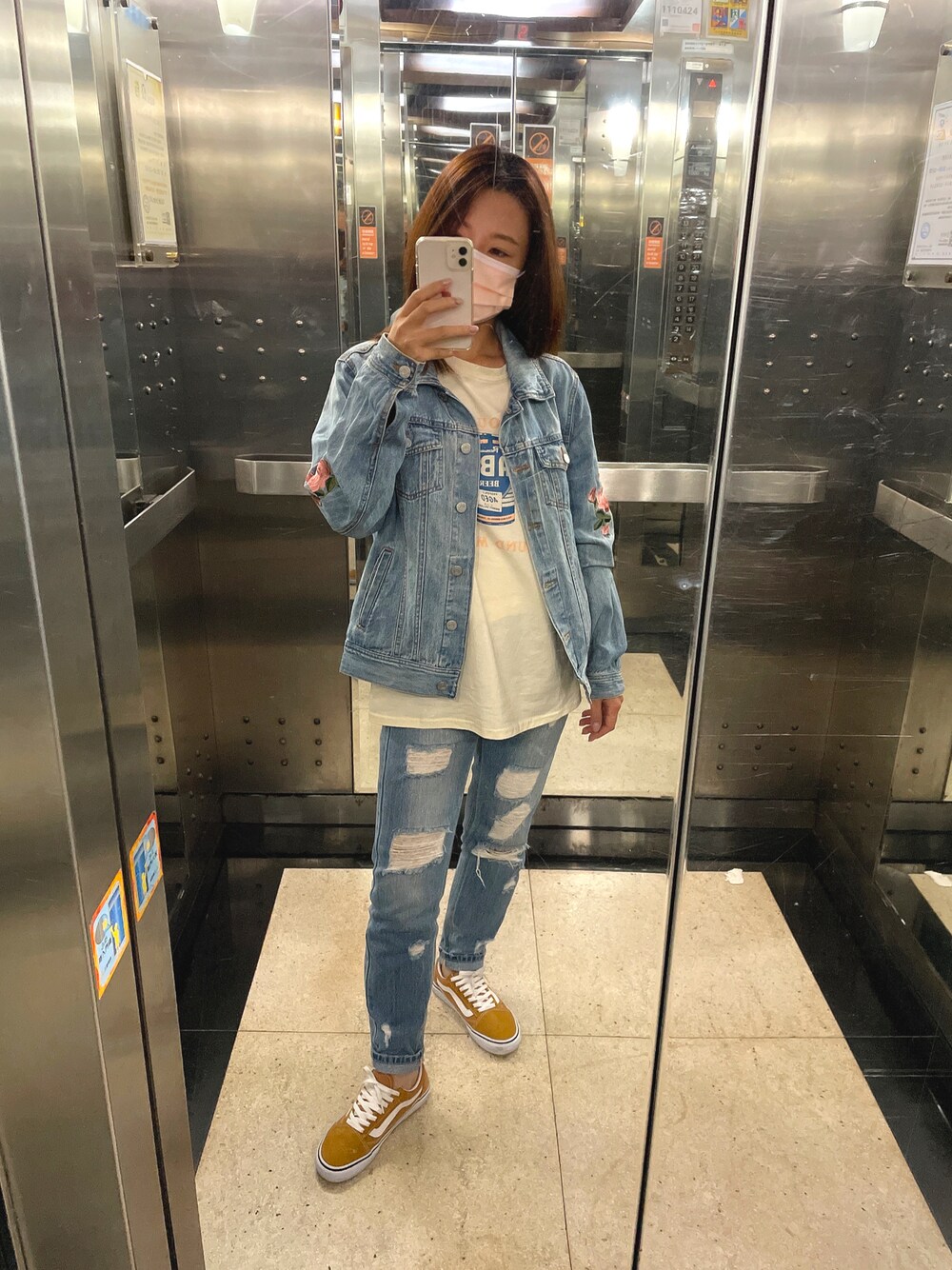 「streetstyle、denim、flower、Florence、foral、denimjacket、Americanstyle、casual、leisurewear、VANS」｜「GuessのROSE EMBROIDERY DENIM JACKET（デニムジャケット、ブルー系）」を使った、 Farahさん（レディース・162cm）の秋コーディネートの1枚目の写真
