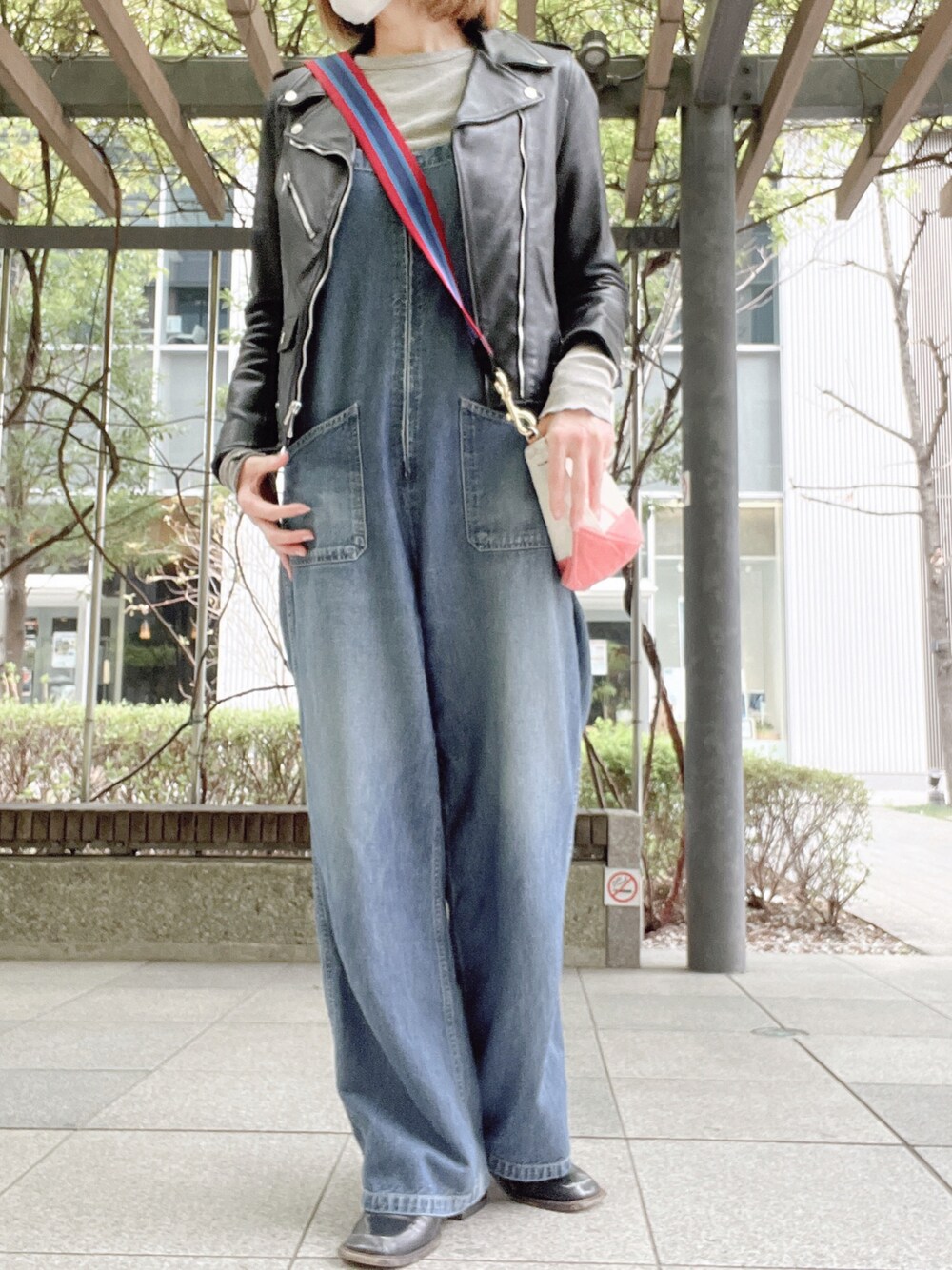 「サロペット、ローファー、ななめがけかばん、ライダース」｜「GUCCIのアイテム（ローファー、ブラック系）」を使った、びゅーさん（レディース・170cm）の春コーディネートの1枚目の写真