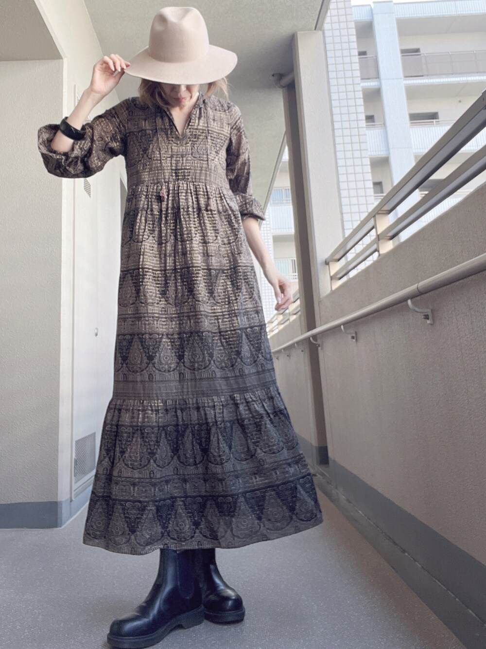 「高身長女子、大人かわいい、ワンピース、秋コーデ」｜「Deuxieme Classeのプリントドレス（ワンピース/ドレス、ブラウン系）」を使った、びゅーさん（レディース・170cm）の秋コーディネートの1枚目の写真