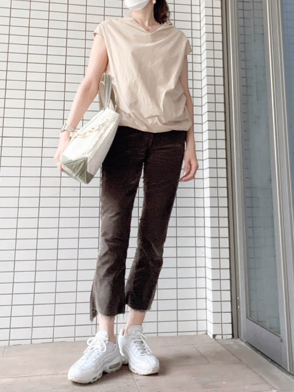 「高身長女子、大人カジュアル、コーデュロイ、mother、白スニーカー」｜「Deuxieme Classeの* CORDUROY INSIDER CROP（パンツ、その他）」を使った、びゅーさん（レディース・170cm）の秋コーディネートの1枚目の写真