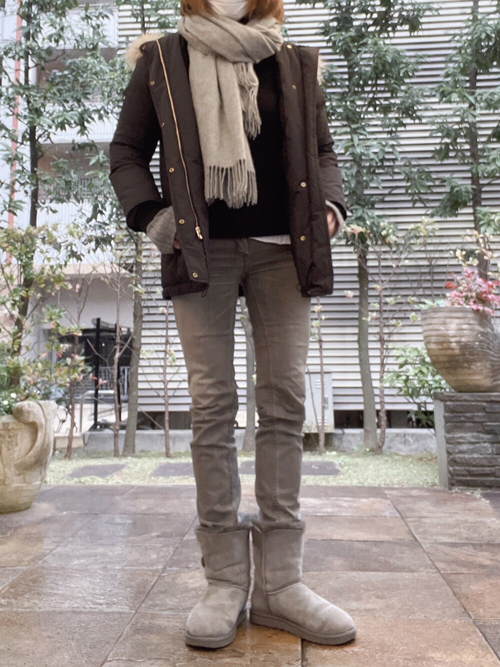 「高身長女子、UGG、スキニーデニム、ダウンジャケット、完全防備」｜「UGGのアイテム（ブーツ、グレー系）」を使った、びゅーさん（レディース・170cm）の冬コーディネートの1枚目の写真