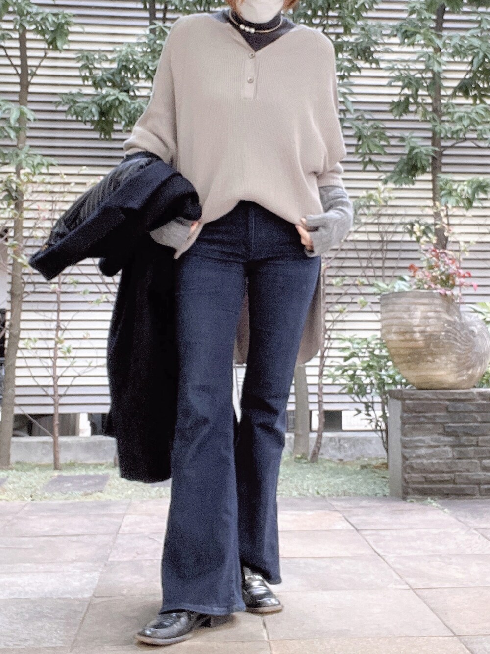「高身長女子、デニム、ローファー、タートルネック」｜「GUCCIのアイテム（ローファー、ブラック系）」を使った、びゅーさん（レディース・170cm）の冬コーディネートの1枚目の写真